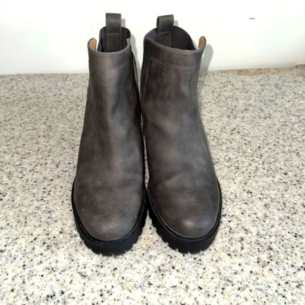 Dolci Vita Gray Reese Lug Sole Chelsea Ankle Boots Size 9